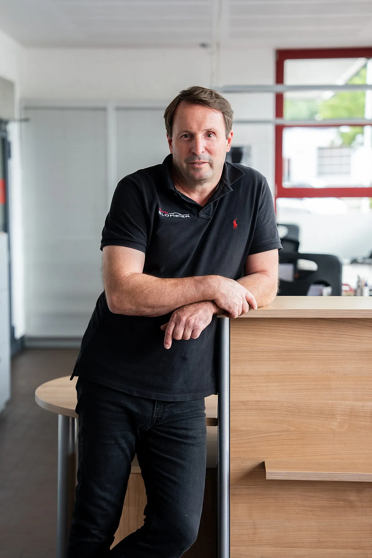 Christian Blomeier, KFZ-Meister, an der Theke im Empfangsbereich