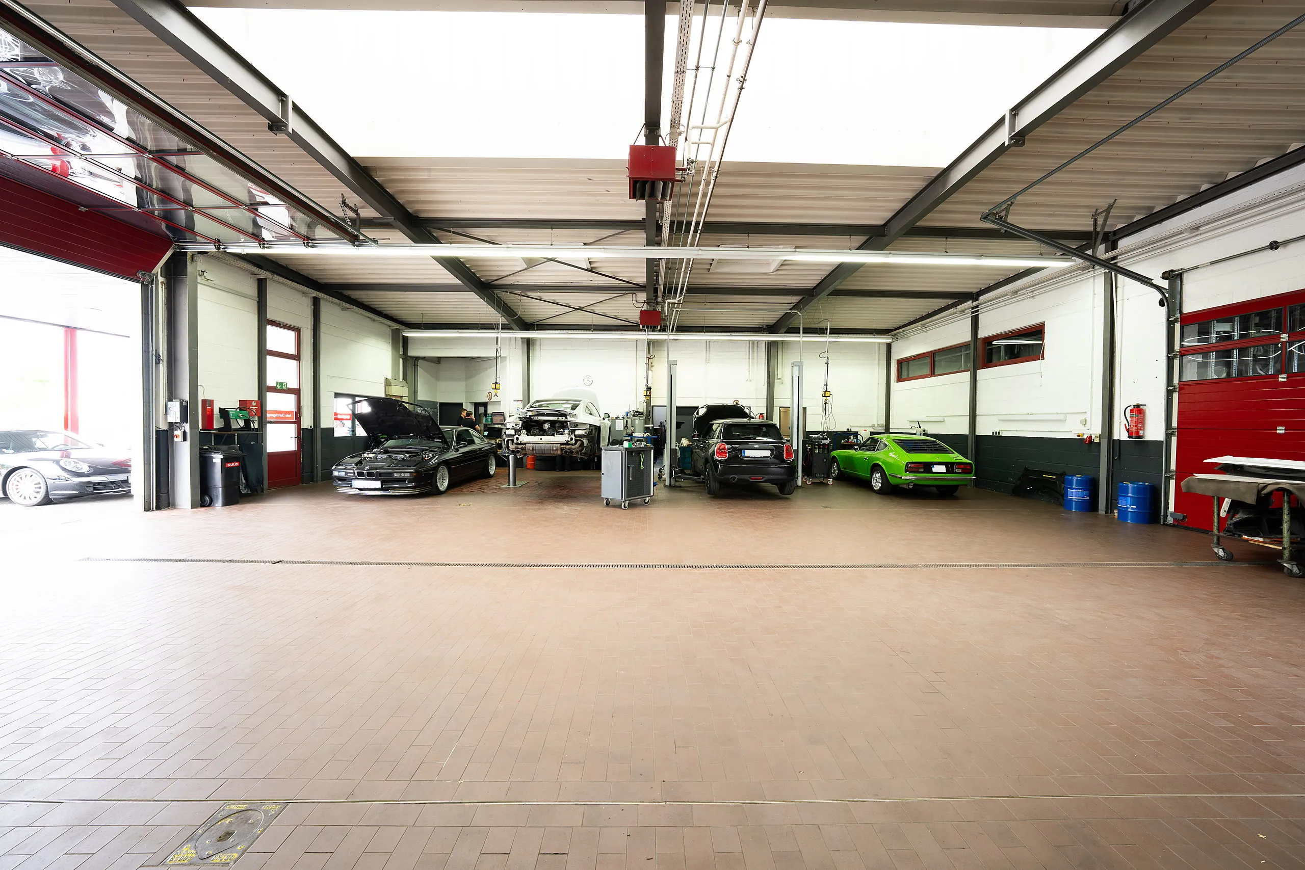 Werkstatthalle von Auto Blomeier mit Fahrzeugen in den Arbeitsplätzen