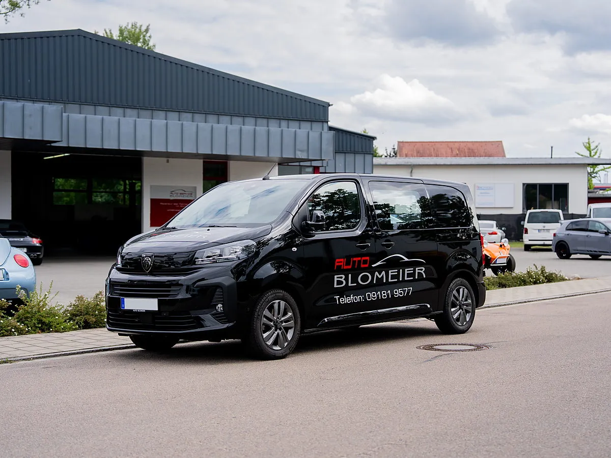 Fahrzeug von Auto Blomeier vor dem Betriebsgebäude