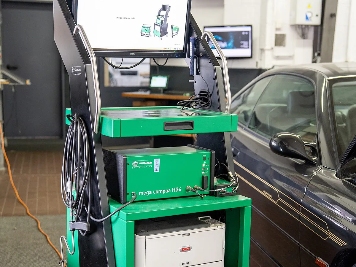 Diagnosegerät neben einem Fahrzeug in der Werkstatt von Auto Blomeier