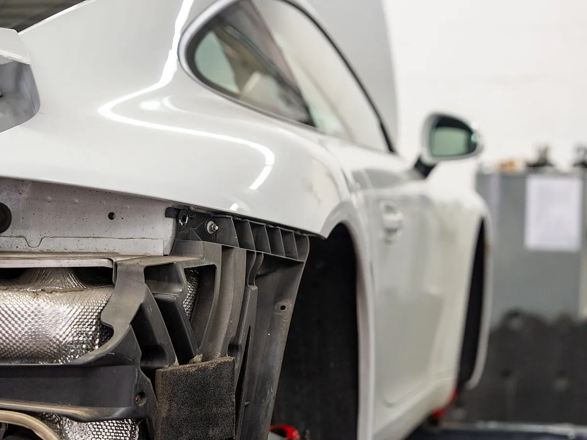 Fahrzeug mit demontierter Frontverkleidung auf der Hebebühne